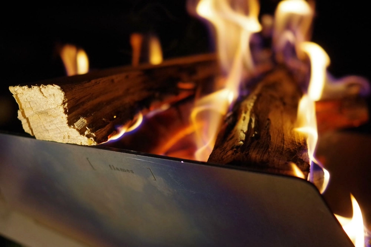 flames　焚き火台　ファイヤースタンド　無垢 折りたたまないで抜群の収納！？L字型の画期的な焚き火台