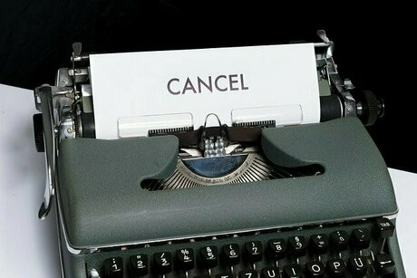 タイプライターからCANCELとタイプされた紙が出ている