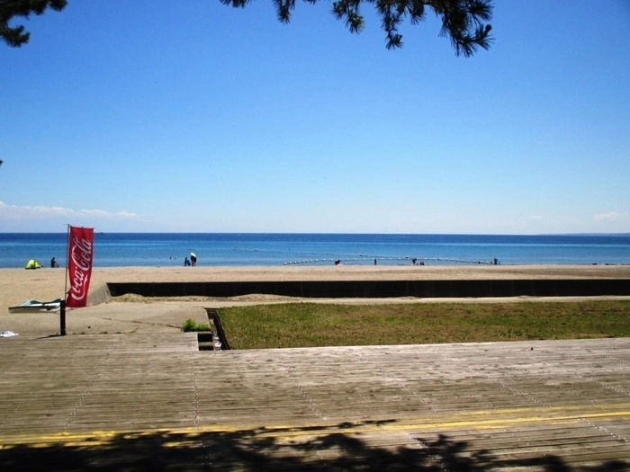 青空の下に広がる海と砂浜
