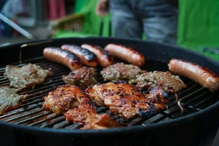 バーベキューで食材を焼いている画像