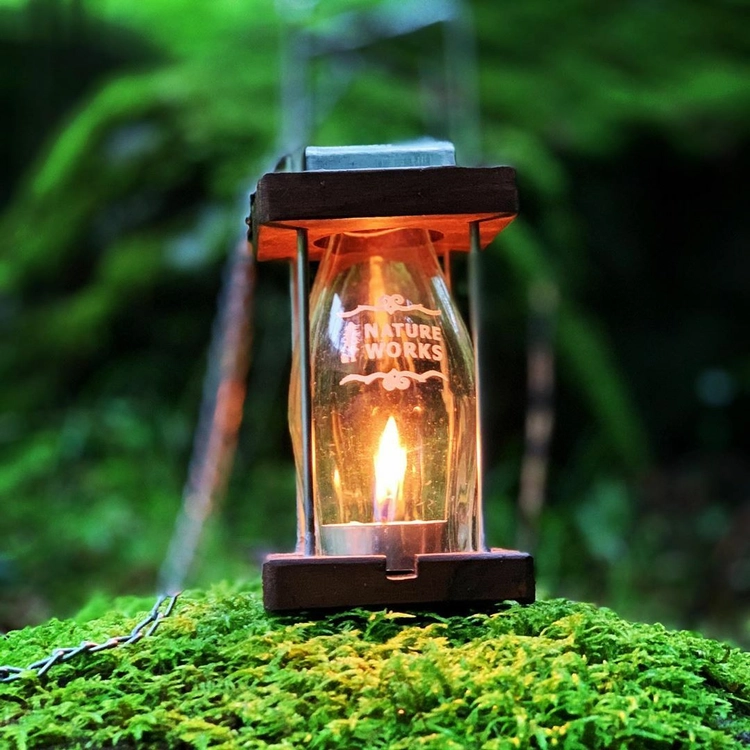 優しい灯がサイトを照らす。「キャンドルランタン」の魅力を愛用者に