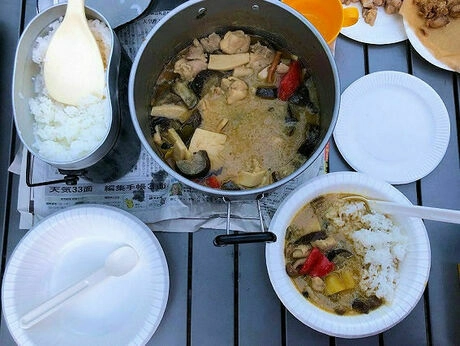 飯盒で炊いたご飯とグリーンカレー