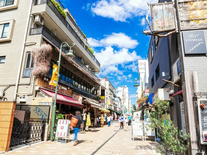 アパレルショップが並ぶ街