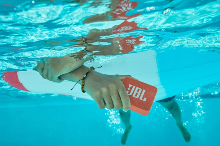 水中でモバイルスピーカーを持っている画像