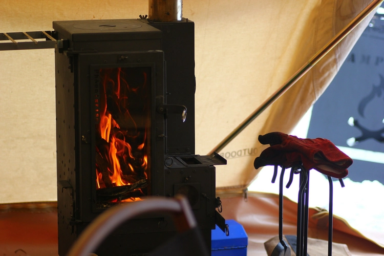 縦長の薪ストーブ 東北の新星 フェニックスライズ から冬キャンプの本命ギアが誕生 キャンプ アウトドア情報メディアhinata