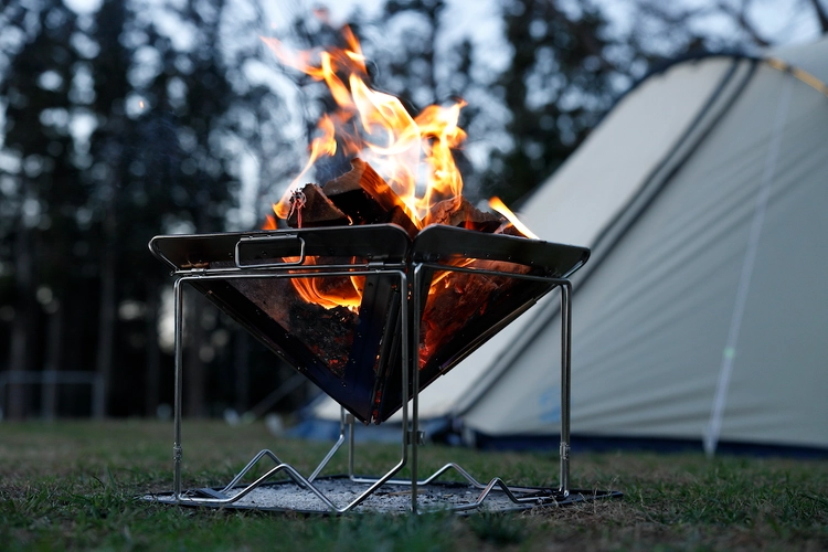 焚き火を囲んで暖まろう！冬キャンプを最大限楽しむなら「焚き火台