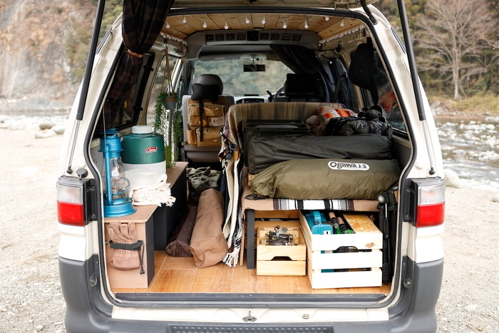 今年は車中泊キャンプに挑戦 冬でも快適に過ごすための睡眠グッズとは キャンプ アウトドア情報メディアhinata