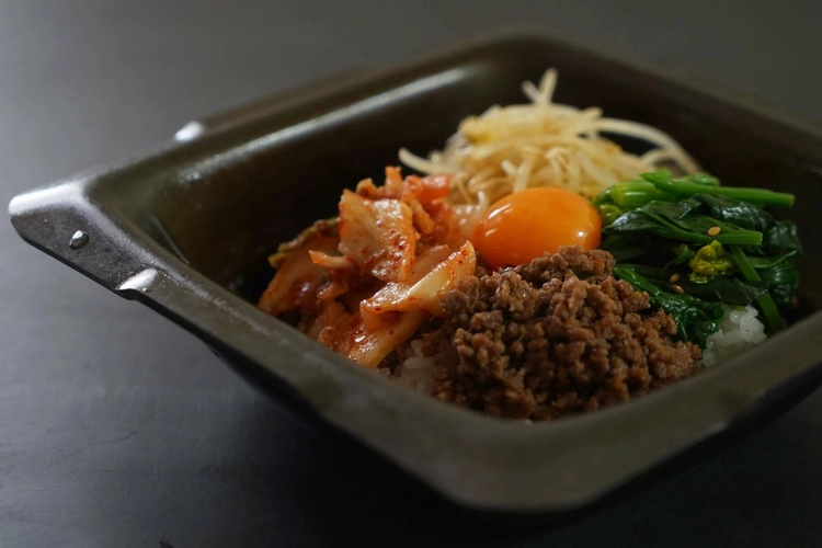 キャンプ料理の幅が格段にアップ！鉄鍋＆鉄板がそれぞれ蓋になる