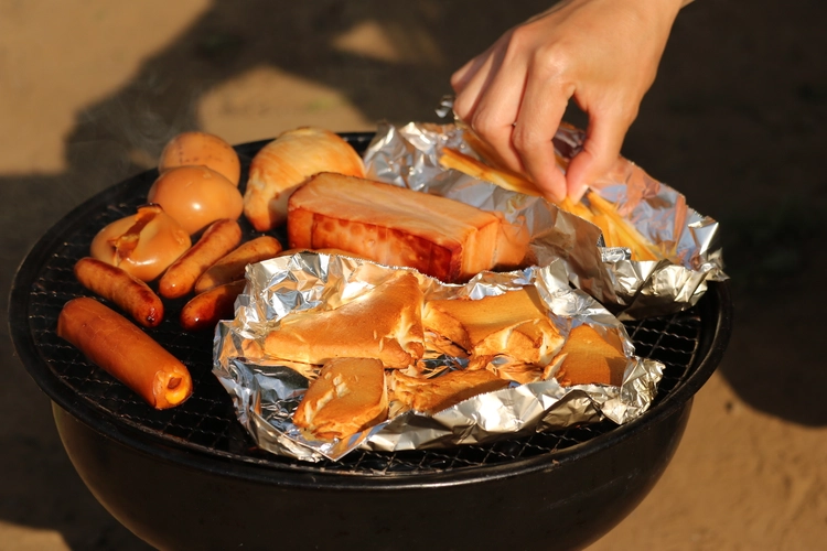 燻製ビギナー必見 おすすめ 定番から変わり種の食材まで燻製チャレンジ キャンプ アウトドア情報メディアhinata