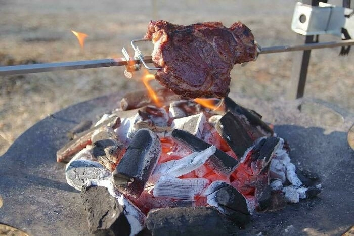 手放し調理で焦げ知らず 自動に回転して肉も魚も焼いてくれるbbq道具が予想以上だった キャンプ アウトドア情報メディアhinata