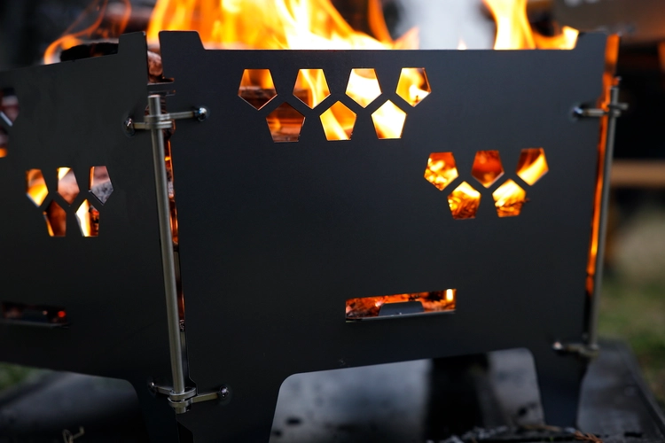 ロースタイル焚き火台なら「FIRE STAND ～灯篭～」。ソロで豪快