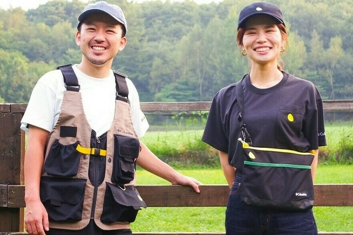 キャンプ場で笑う男女
