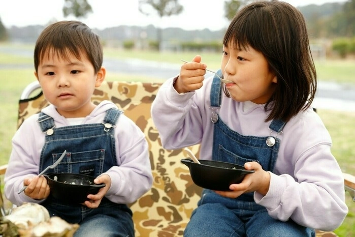 食事をする子ども