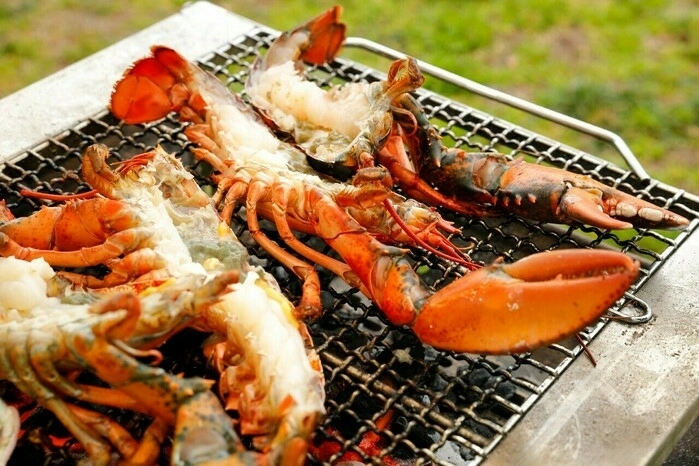 網で焼いているオマール海老
