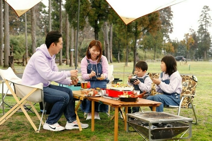 食卓をみんなで囲んでいる様子