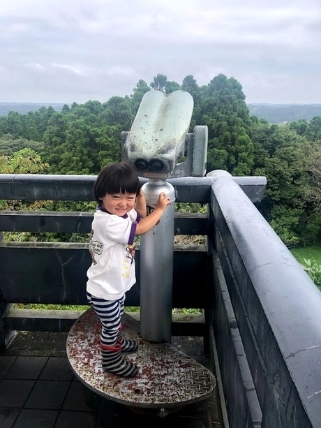 ▲これから見学する山を探している”つもりの”息子
