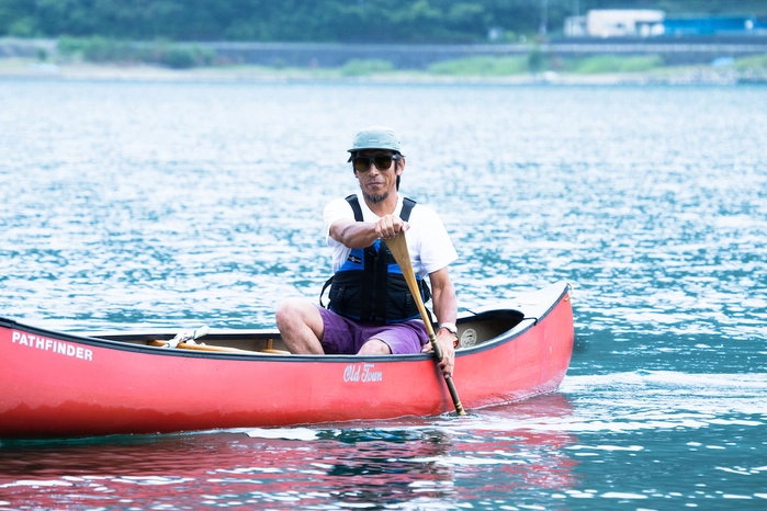 まっすぐ進むにはコツがいる 夏キャンプの達人に聞くカヌーの楽しみ方 水遊び はじめました キャンプ アウトドア情報メディアhinata