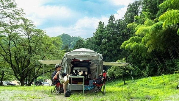 5分で快適空間が完成！車とテントを一体化する「Carlock(カーロック