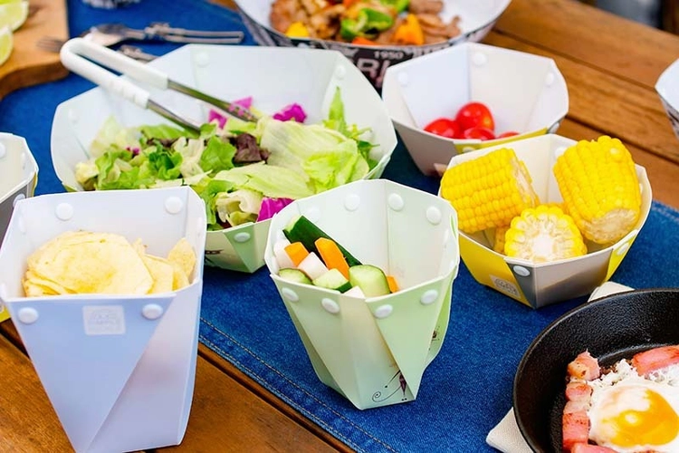 平面のシートがお皿に！？画期的なアウトドア食器「サラペッタン」は