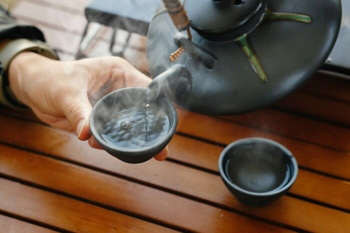 黒じょかで焼酎を注いでいる様子