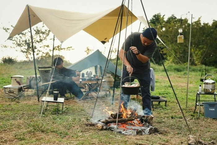 すき焼きを作る男性