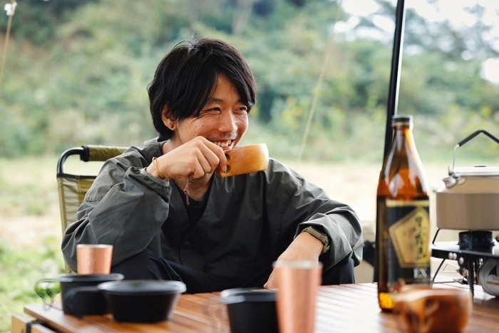 ククサでお湯割りを飲んでいる様子