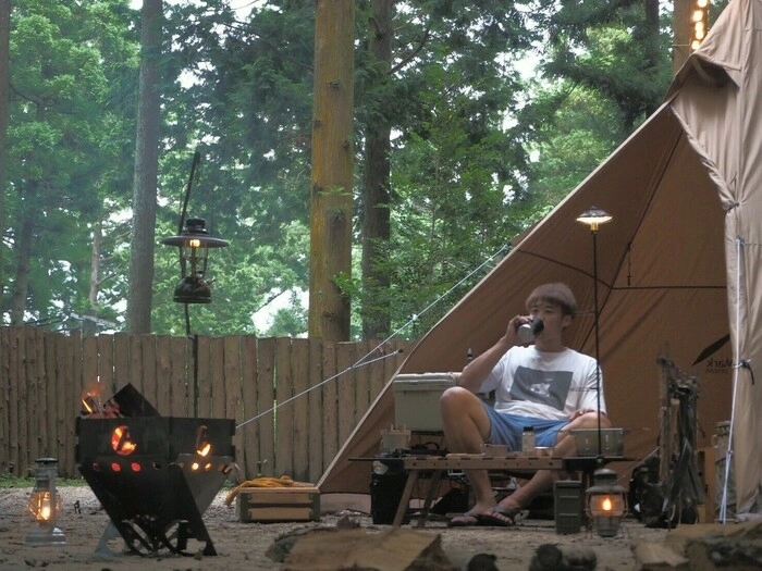 キャンプをする張本天傑