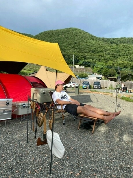 キャンプでくつろぐ張本選手