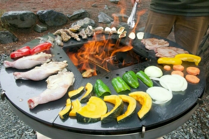 キャンプ場に現れた巨大な円盤の正体とは 鉄加工のプロが手がける独自ブランドの魅力に迫る キャンプ アウトドア情報メディアhinata