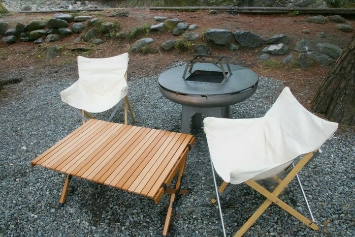 キャンプ場に現れた巨大な円盤の正体とは 鉄加工のプロが手がける独自ブランドの魅力に迫る キャンプ アウトドア情報メディアhinata