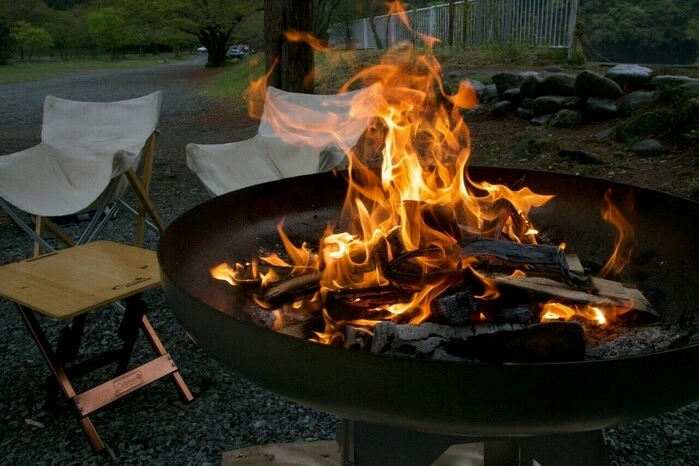 キャンプ場に現れた巨大な円盤の正体とは 鉄加工のプロが手がける独自ブランドの魅力に迫る キャンプ アウトドア情報メディアhinata