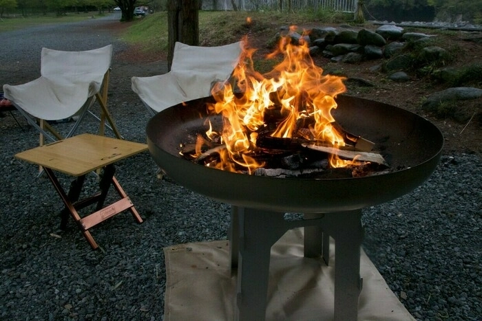 キャンプ場に現れた巨大な円盤の正体とは 鉄加工のプロが手がける独自ブランドの魅力に迫る キャンプ アウトドア情報メディアhinata