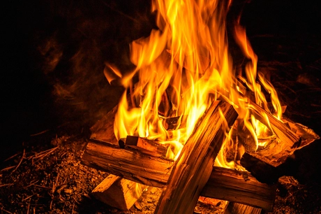 キャンプファイヤーマニュアル やり方とおすすめキャンプ場 盛り上がるゲームを紹介 キャンプ アウトドア情報メディアhinata キャンプファイヤーマニュアル やり方とおすすめキャンプ場 盛り上がるゲームを紹介 キャンプ アウトドア情報メディアhinata