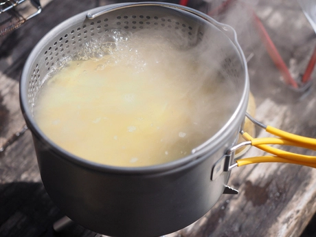 キャンプで作れるパスタ料理を紹介 鍋やメスティンで簡単にできる キャンプ アウトドア情報メディアhinata