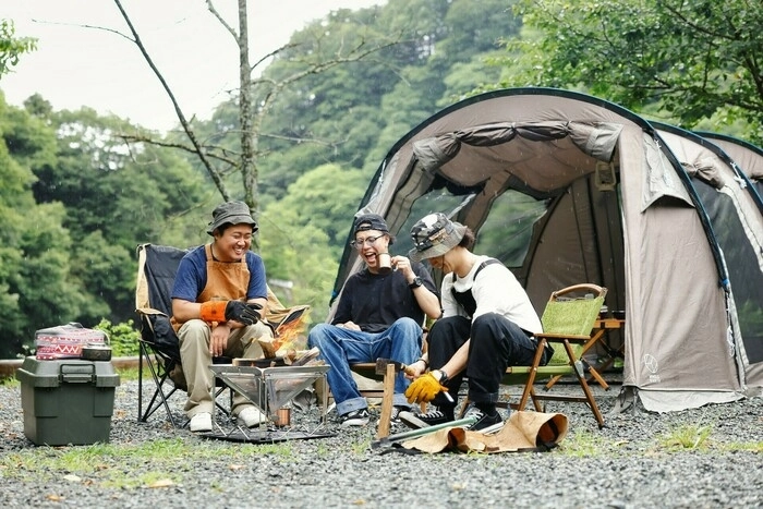 今年の夏はグループキャンプへ行こう 仲間たちと快適にワイワイ盛り上がるためのギアって キャンプ アウトドア情報メディアhinata