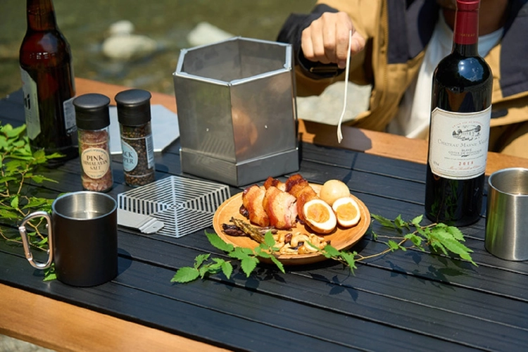 ソロキャンパー向け燻製器が登場！至極の一杯を味わうためのマストギア
