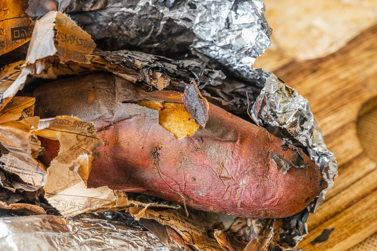 キャンプでの焼き芋のつくり方！焚き火やダッチオーブンおいしいレシピ