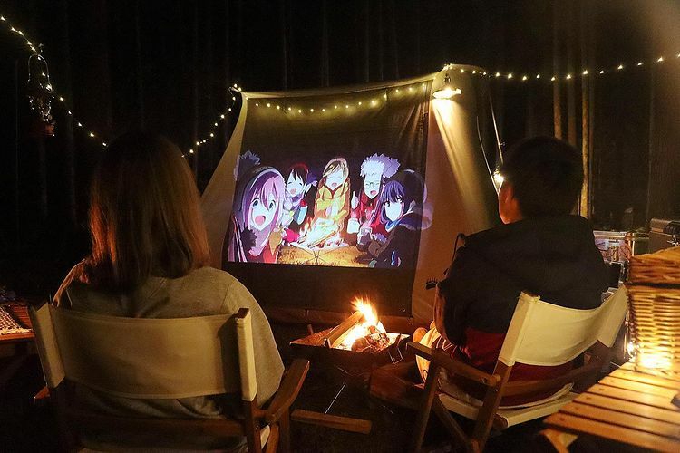 大自然の中で映画体験！秋冬キャンプを盛り上げるプロジェクター 