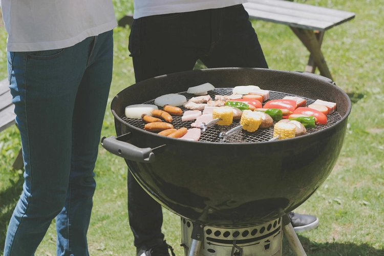 今日のキャンプ用語辞典】今さら聞けない「バーベキューコンロ」とは