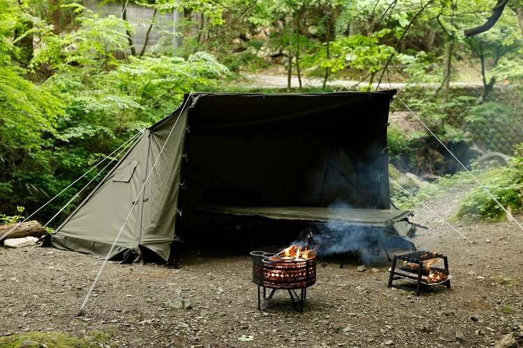 FUTURE FOX 薪ストーブ 3面ガラス 無骨なデザインの「FUTURE FOX 薪