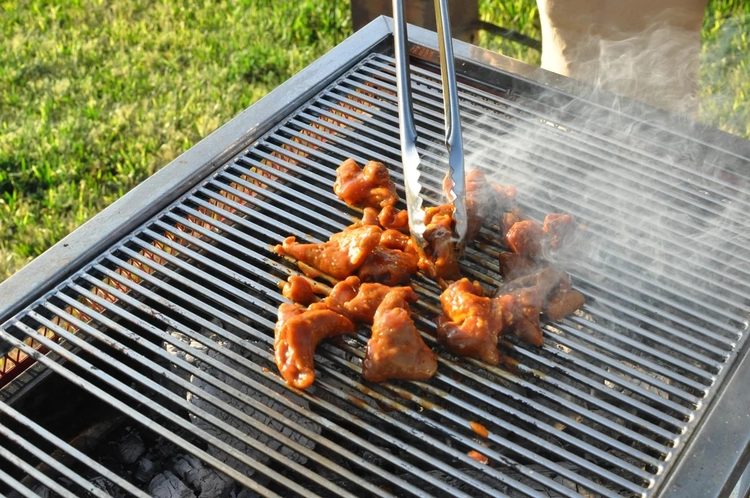 キャンプ飯の悩みが解決】汚れが落ちる魔法の「グリル」が新登場