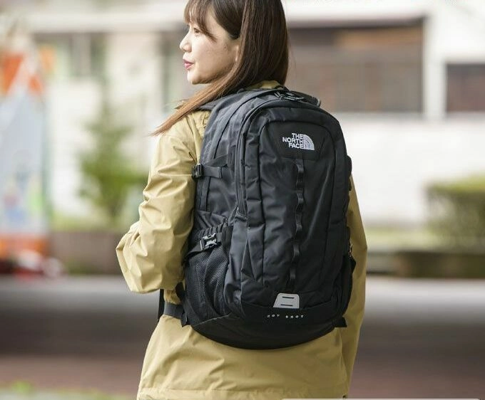 ザ・ノース・フェイスのホットショットがおしゃれ！男性にも女性にも