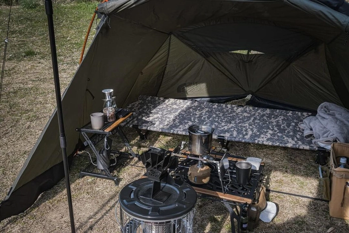 ネイチャートーンズ」のテーブルでコックピットスタイル