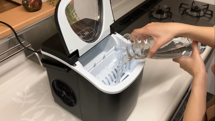 キャンプ用コンパクト製氷機 再入荷！】あのコンパクト高速製氷機が販売再開！秋のアウトドア
