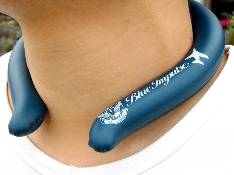 マニア垂涎！ブルーインパルス仕様の「ネッククーラー」が話題