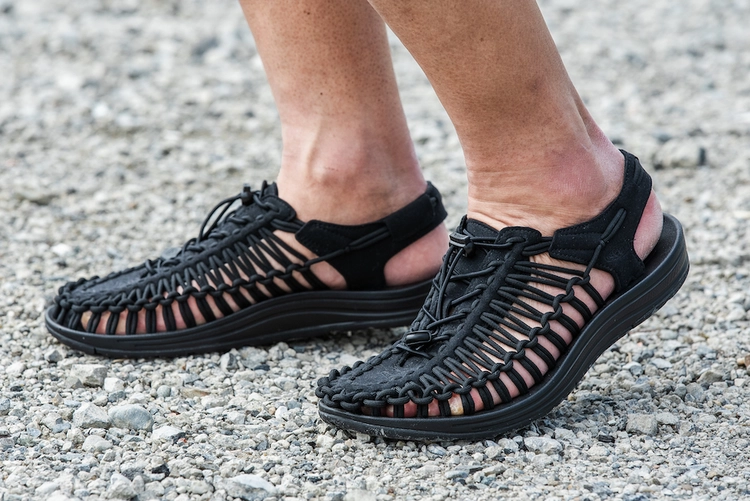 KEEN 　ユニーク　26cm 黒/ピンク/青　試着程度 KEEN ユニーク 26cm 黒/ピンク/青 試着程度 - メルカリ