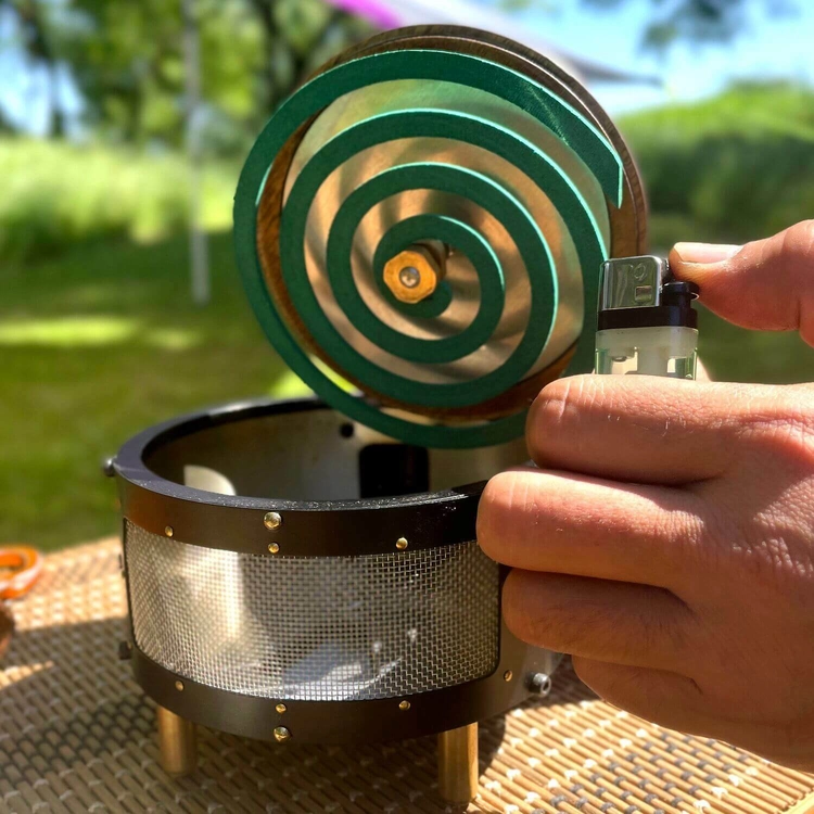 片手に収まる薪ストーブ…ではなく、夏に欠かせないアレでした