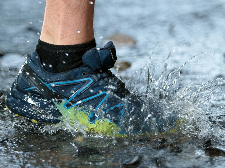 On ネイビー ランニングシューズ　防水 アシックス（ASICS）ランニングシューズ ゲルキュムラス26