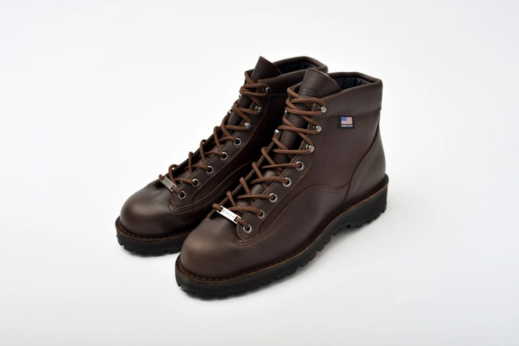 スノーピーク×ダナーのコラボ最新作！名品ブーツがアップデートして