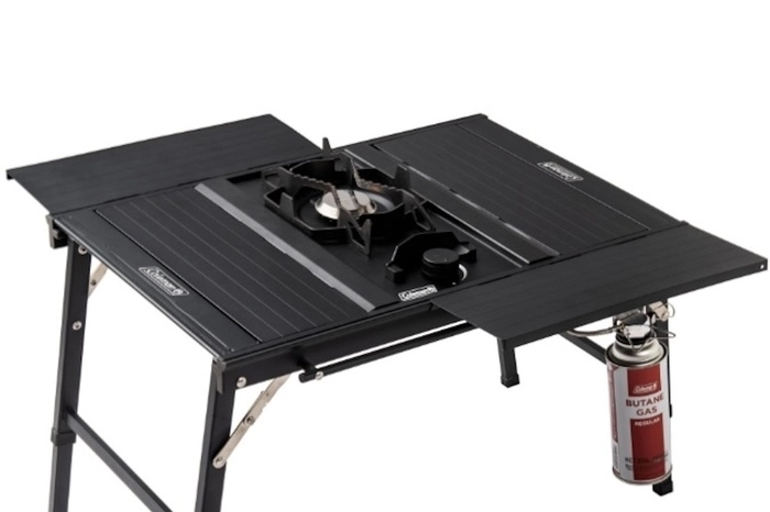 コールマンから遂に！26年新作は“フラット”なCB＆OD缶OKのバーナー＆テーブル